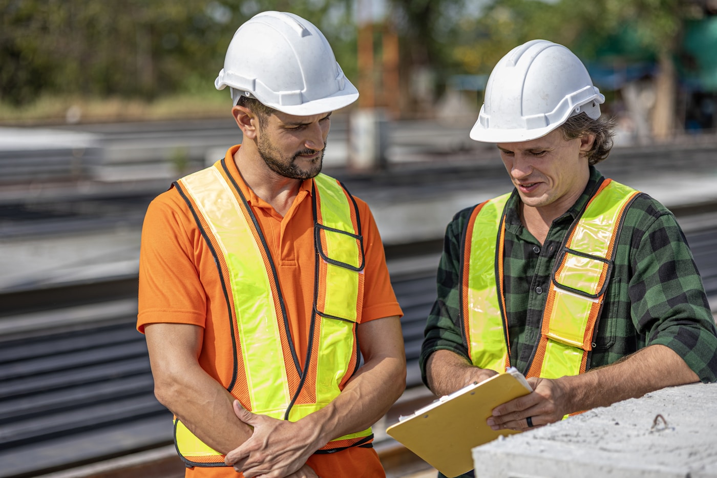 Fachleute prüfen Pläne auf der Baustelle