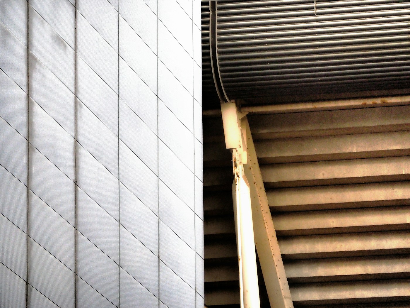 Architekturdetail aus Metall und Beton