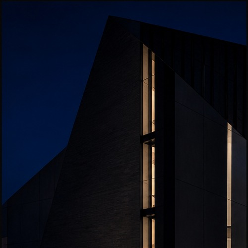 Dunkle Architektur bei Dämmerung