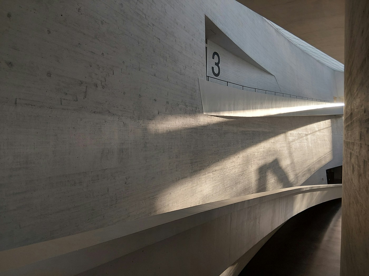 Betonarchitektur mit Licht und Schatten