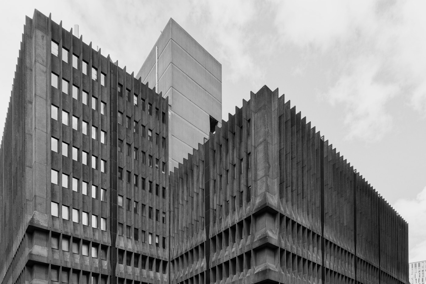 Brutalistische Gebäude unter Wolken